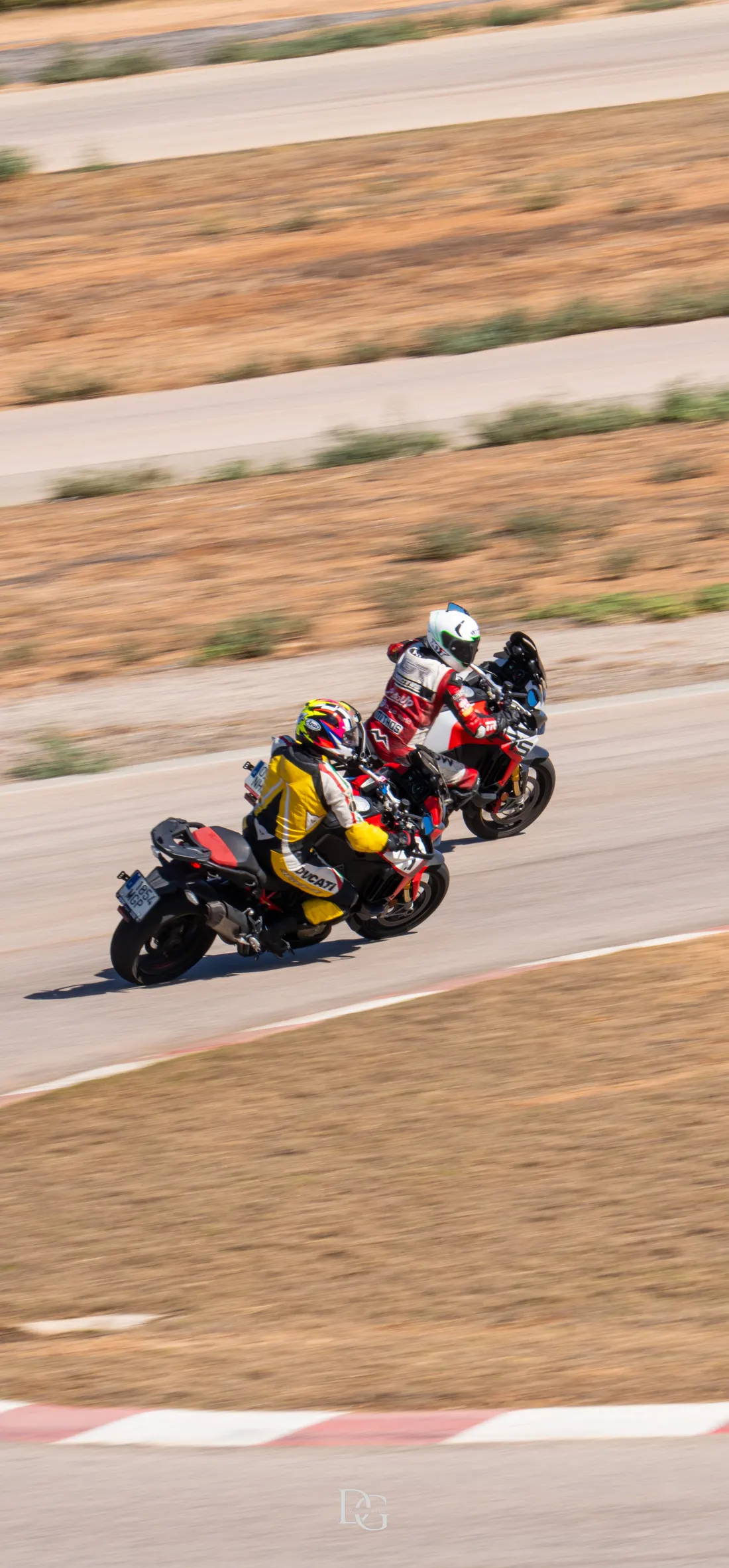 Dos motos rodando juntas en curva en Circuit Mallorca