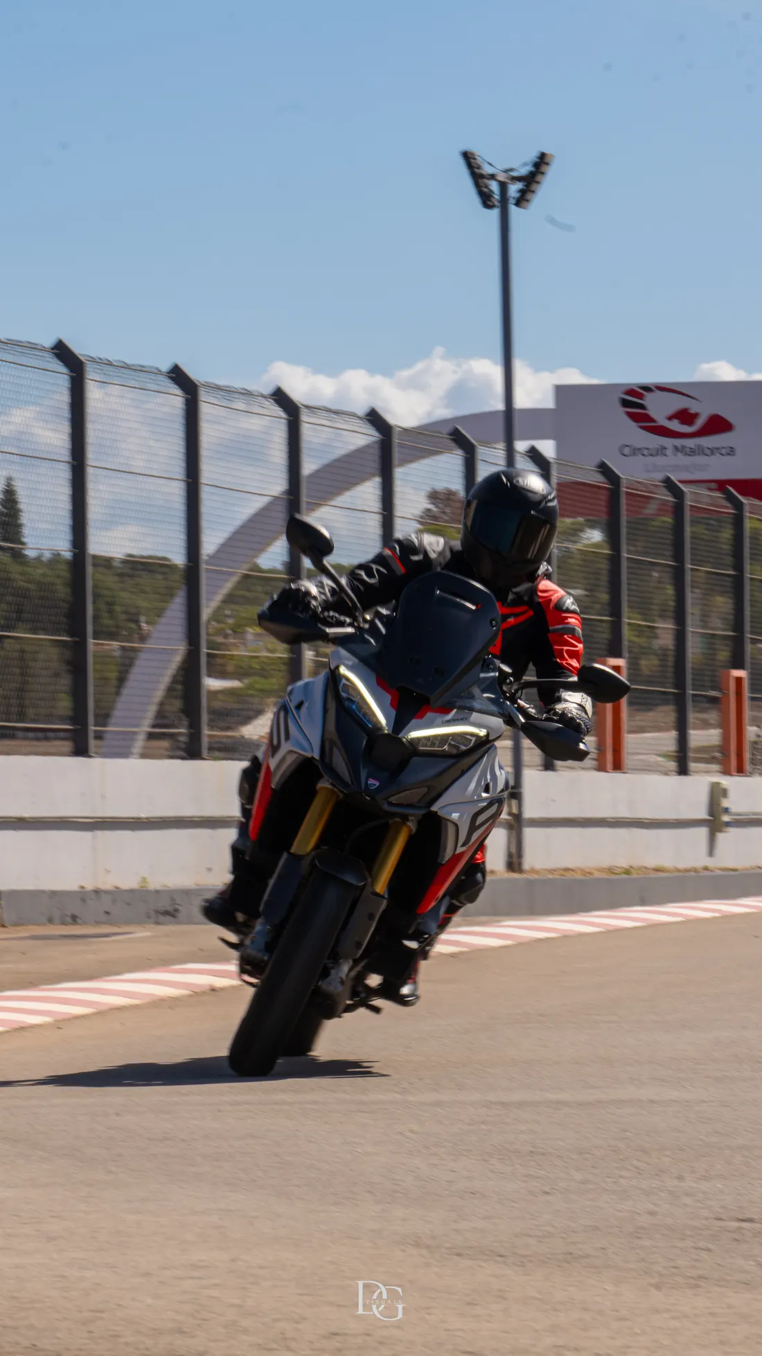 Moto frontal saliendo de pit lane frente a la torre del circuito