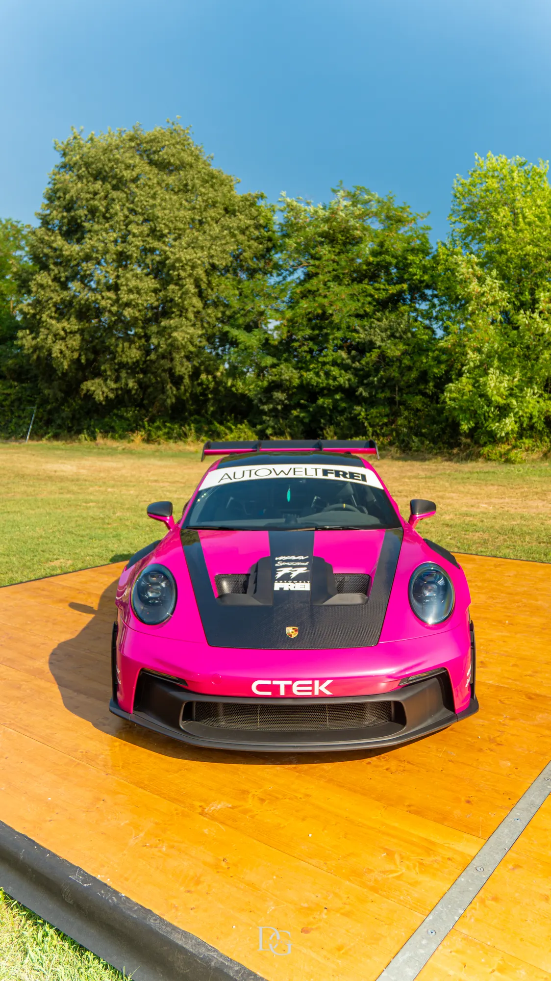 Porsche 911 GT3 RS rosa en la concentración SOGA 2K26