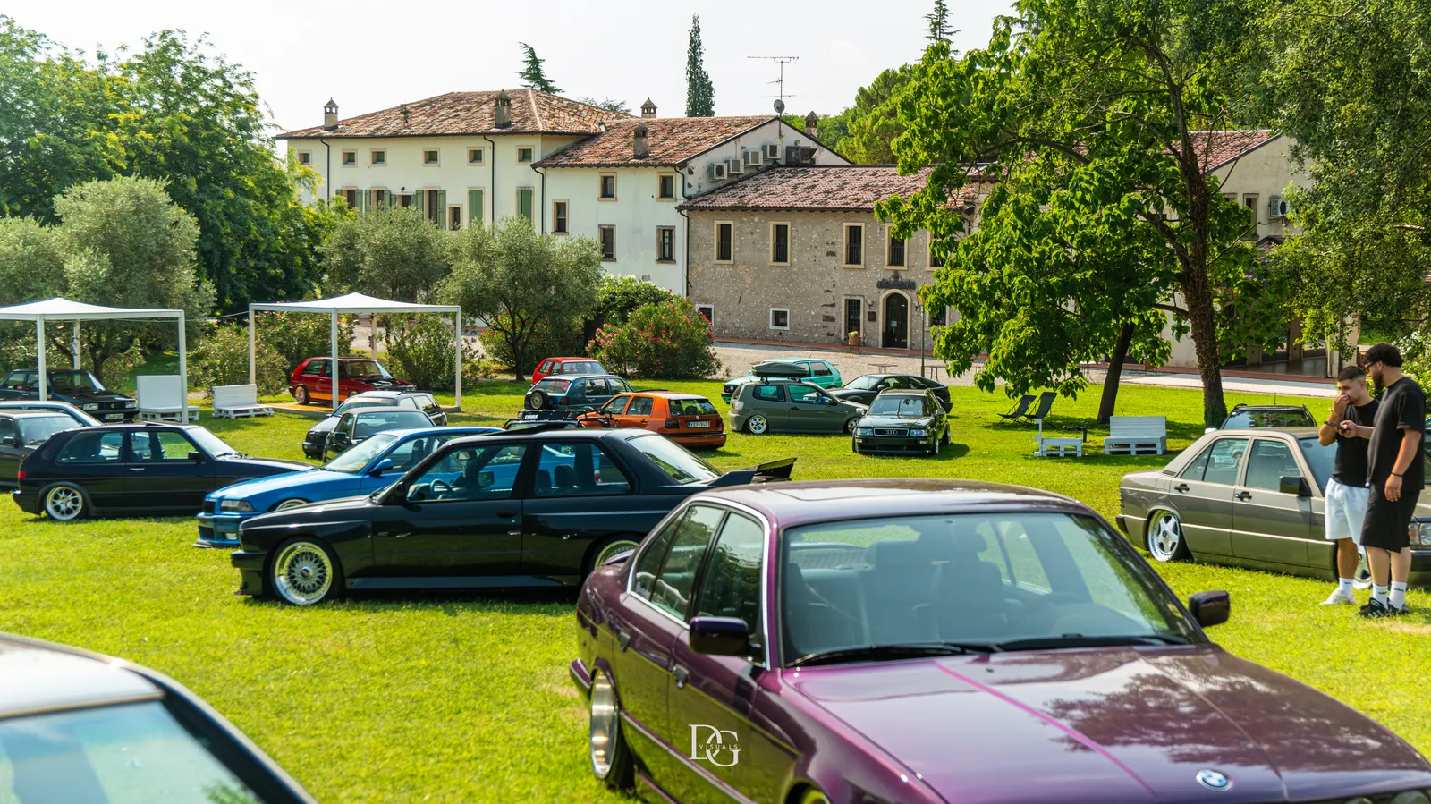 Coches alineados frente a una villa